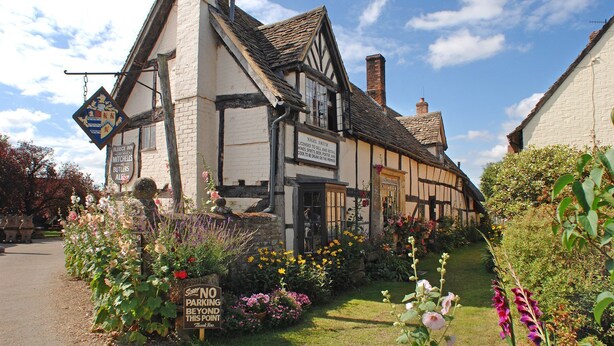 En traditionel bygning i Tudor-stil med et skilt for Nigel Smith, et licenseret sted der sælger vin, spiritus, øl, porter og cider.