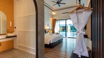 Yellow room pool access | 客房内保险箱、办公桌、遮光窗帘、隔音