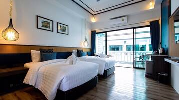 Caja de seguridad en la habitación, escritorio y cortinas blackout