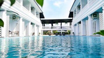 Una piscina al aire libre