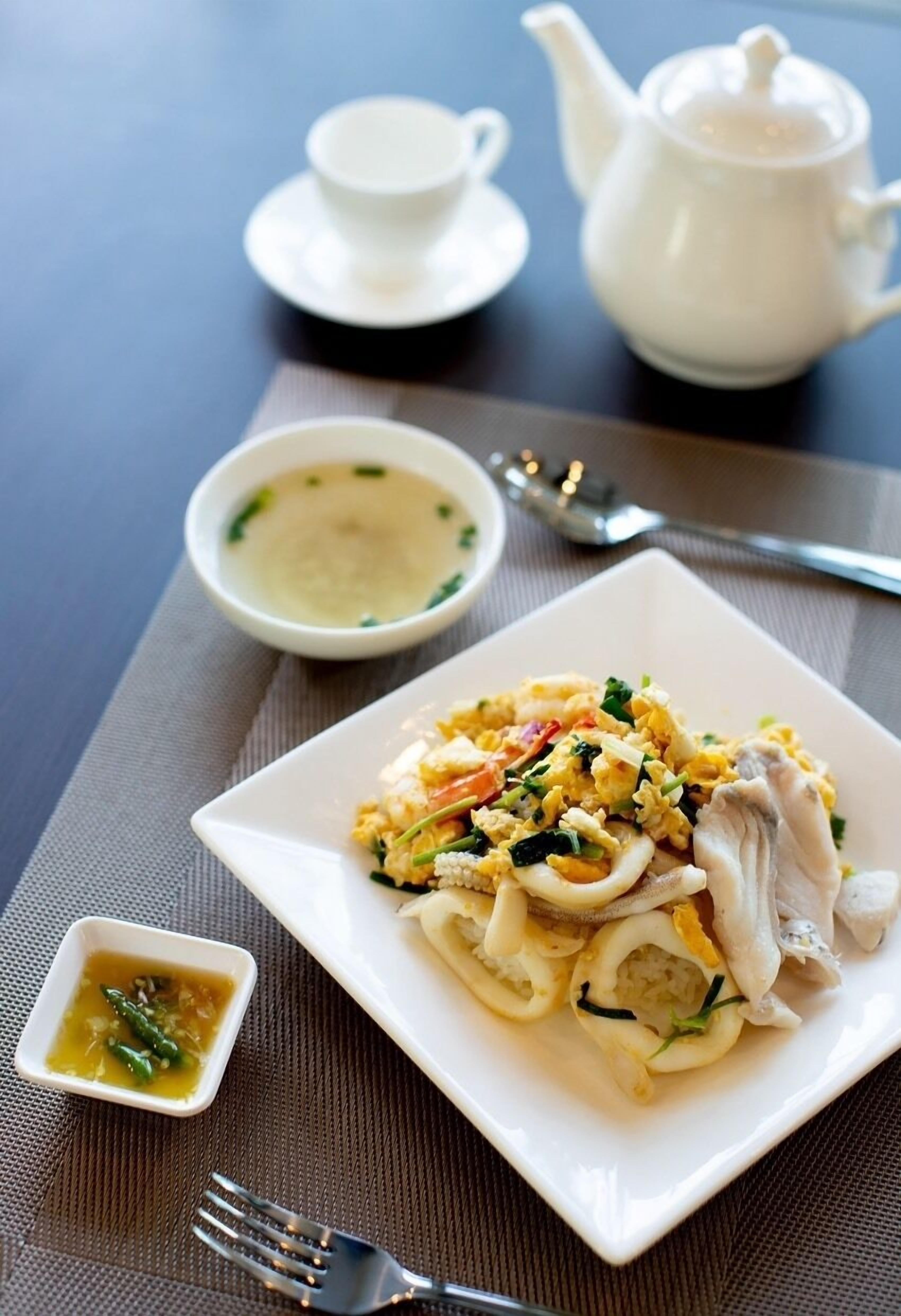 free daily cooked-to-order breakfast