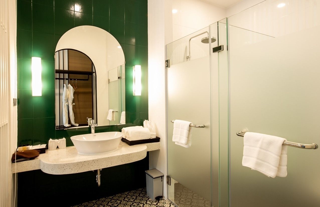 shower, rainfall showerhead, free toiletries, hair dryer