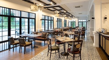 Se sirven desayunos, almuerzos y cenas; cocina internacional