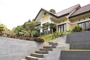 Front of property - Aldeoz Ciater Cikole Villa Subang (Ciater)