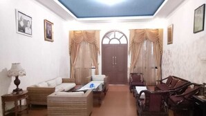 A living room with a sofa, armchairs, a coffee table, and curtains. - Aldeoz Dempo Pagar Alam Villa Sumsel (Pagar Alam)