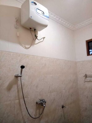 Huvila, 4 makuuhuonetta, tupakointi kielletty | Kylpyhuone | Suihku, ilmaiset hygieniatuotteet, pyyhkeet