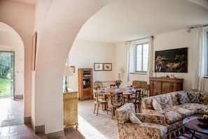 Interior - Bòggina, Petrolo winery.Exclusive farmstay with pool and garden.Walk to village. (Torre)
