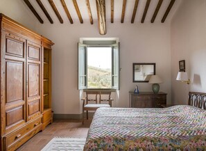 4 soverom, safe på rommet, skrivebord og strykejern/-brett