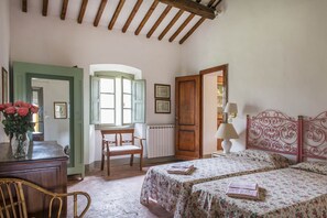 4 slaapkamers, een kluis op de kamer, een bureau