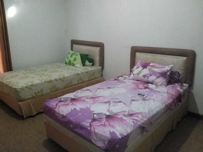 Chambre, 1 chambre, non-fumeurs, vue ville | 3 chambres, Wi-Fi gratuit, draps fournis