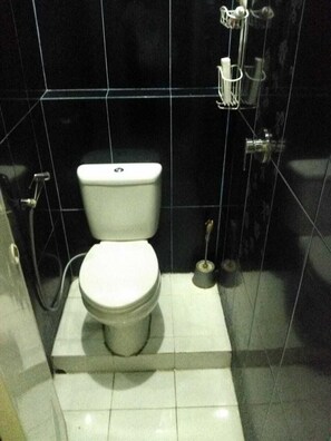 Kamer, 1 slaapkamer, niet-roken, uitzicht op de stad | Badkamer | Een douche, gratis toiletartikelen, handdoeken