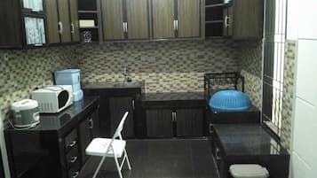 Nhà, 4 phòng ngủ, không hút thuốc, quang cảnh thành phố | Bếp nhỏ riêng | Tủ lạnh, lò vi sóng, bếp nấu, nồi cơm
