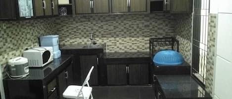 House, 4 Bedrooms, Non Smoking, City View | Private kitchenette | Fridge, microwave, stovetop, rice cooker