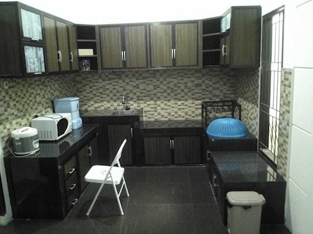 House, 4 Bedrooms, Non Smoking, City View | Private kitchenette | Fridge, microwave, stovetop, rice cooker