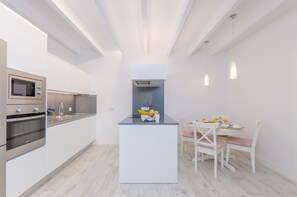 Een koelkast, een microgolfoven, een oven, een kookplaat