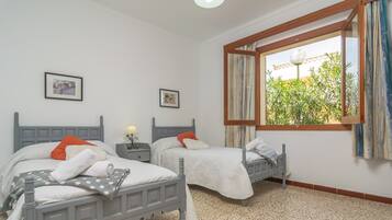 3 slaapkamers, een strijkplank/strijkijzer, gratis wifi, beddengoed