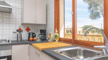 Køleskab, mikrobølgeovn, ovn, kogeplade