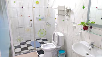 Standard Quadruple Room | Bathroom | Shower, rainfall showerhead, free toiletries, hair dryer