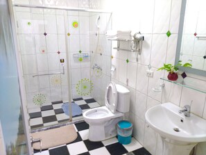 Standard Quadruple Room | Bathroom | Shower, rainfall showerhead, free toiletries, hair dryer - Alien B&B (Hualien City)