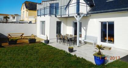 Villa 3 étoiles, indépendante, face à la mer, les pieds dans l'eau.