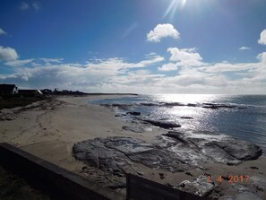 Una spiaggia nelle vicinanze, lettini da mare