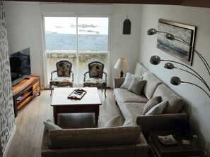 TV, DVD-spiller, bøker og kontorer