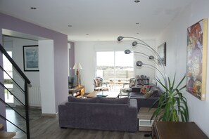 Télévision, lecteur de DVD, livres, espaces bureaux