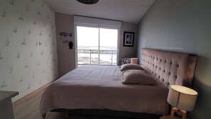 4 soverom, skrivebord, strykejern/-brett og reiseseng for barn