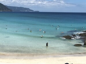 位於海灘上、白沙