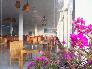 Petit déjeuner servi sur place