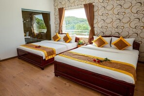 Minibar, coffres-forts dans les chambres, bureau, rideaux occultants