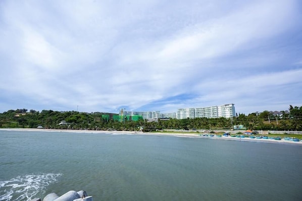 Minibar, coffres-forts dans les chambres, bureau, rideaux occultants