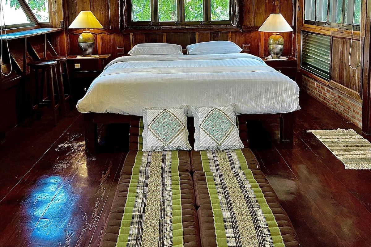 Iron/ironing board, rollaway beds, bed sheets