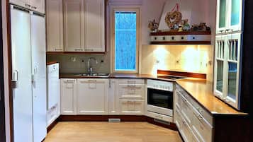Frigorífico, microondas, horno y placa de cocina