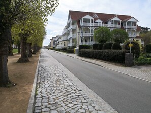 Property grounds - 3-room vacation apartment Villa Parkblick, 55 inch UHD, Blu-ray, renovated in 2024 (Kühlungsborn Ost)