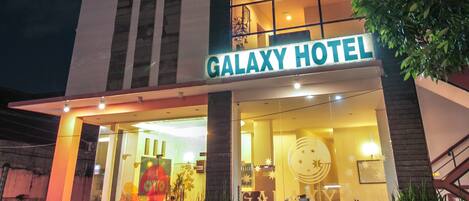 Fachada de la propiedad por la tarde o noche