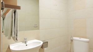 Quarto casal standard | Banheiro | Chuveiro, chinelos