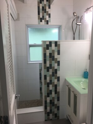 Duschwanne, Haartrockner, Handtücher, Seife