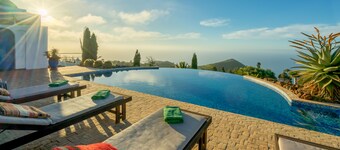 Unik villa med fantastisk havutsikt på 180 °. Spektakulær bassengterrasse.