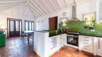 Een koelkast, een oven, een kookplaat, een vaatwasser