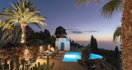 VILLA BOTÁNICO
Manor house with park-like garden and 180° Atlantic views