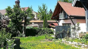 Un village rural doté d’une architecture traditionnelle, avec notamment un clocher d’église et des maisons aux toits inclinés.