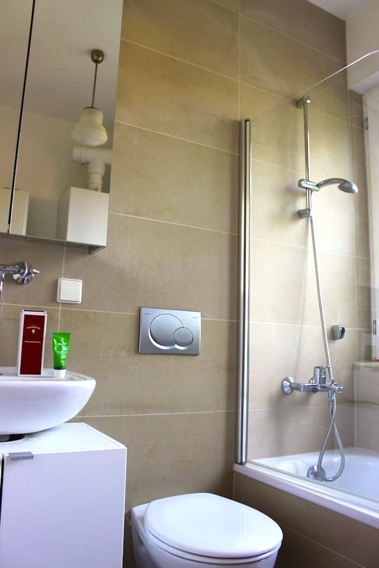 Badewanne, Haartrockner, Handtücher, Seife