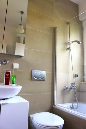 Baignoire, sèche-cheveux, serviettes fournies, savon