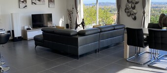 Villa med basseng og panoramautsikt