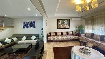 TV connectée, cheminée, jeux vidéo, lecteur de DVD