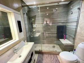 Shower, hair dryer, towels, soap - At the heart of Rabat Beaches (Harhoura)