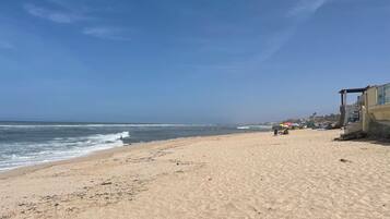 Plage à proximité, chaises longues, serviettes de plage