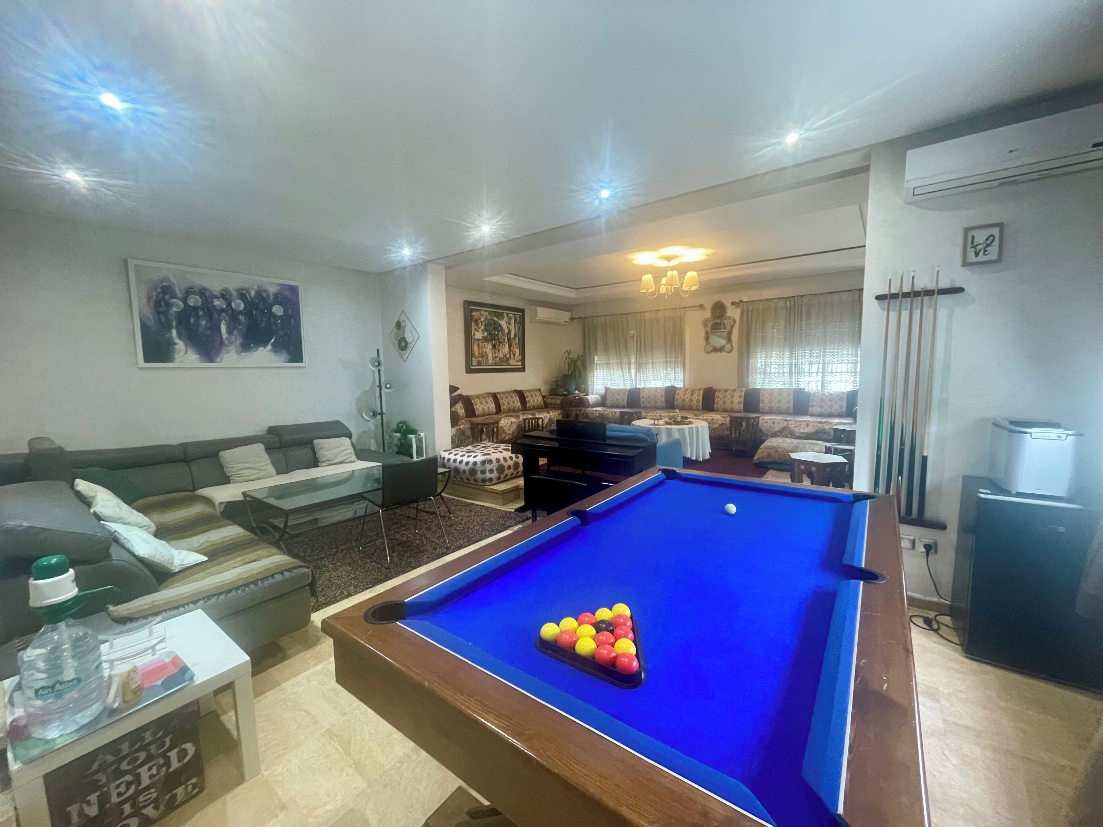 TV connectée, cheminée, jeux vidéo, lecteur de DVD