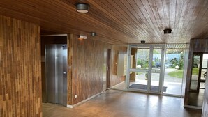 A spacious hallway with wooden paneling and a modern design. - Caravelles palace ***** the most beautiful apartment in Arcachon on the beach (Arcachon)